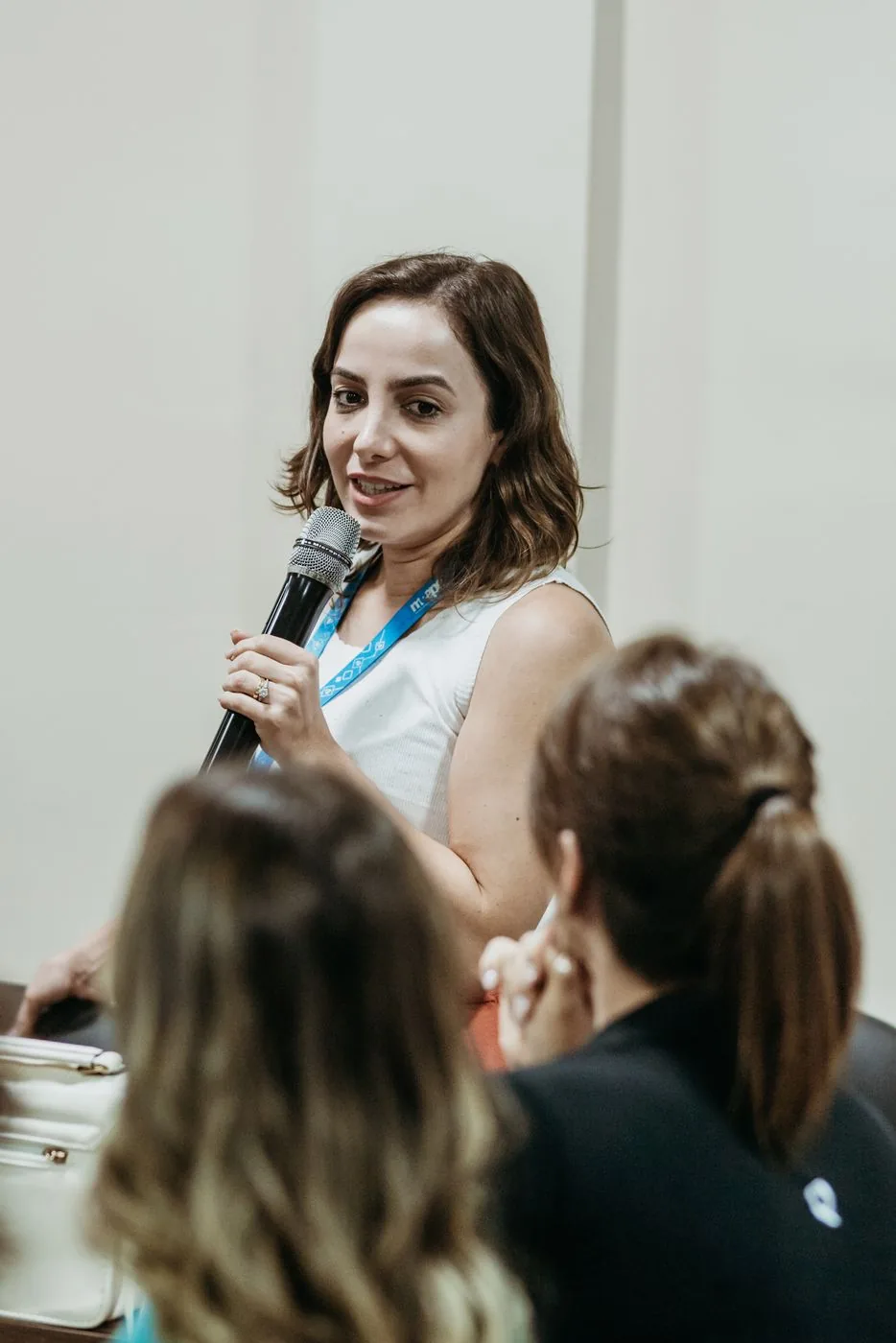 Empresária fala ao microfone durante a reunião